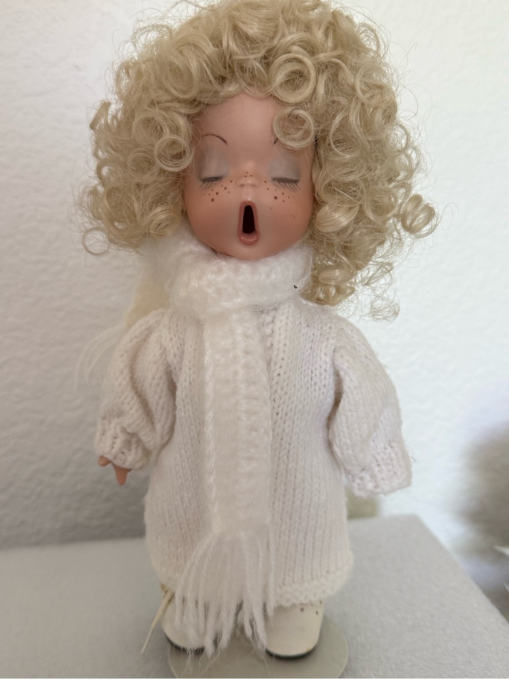 Set of Three White Sweater Scarved Singing Dolls - Picture 4 of 4